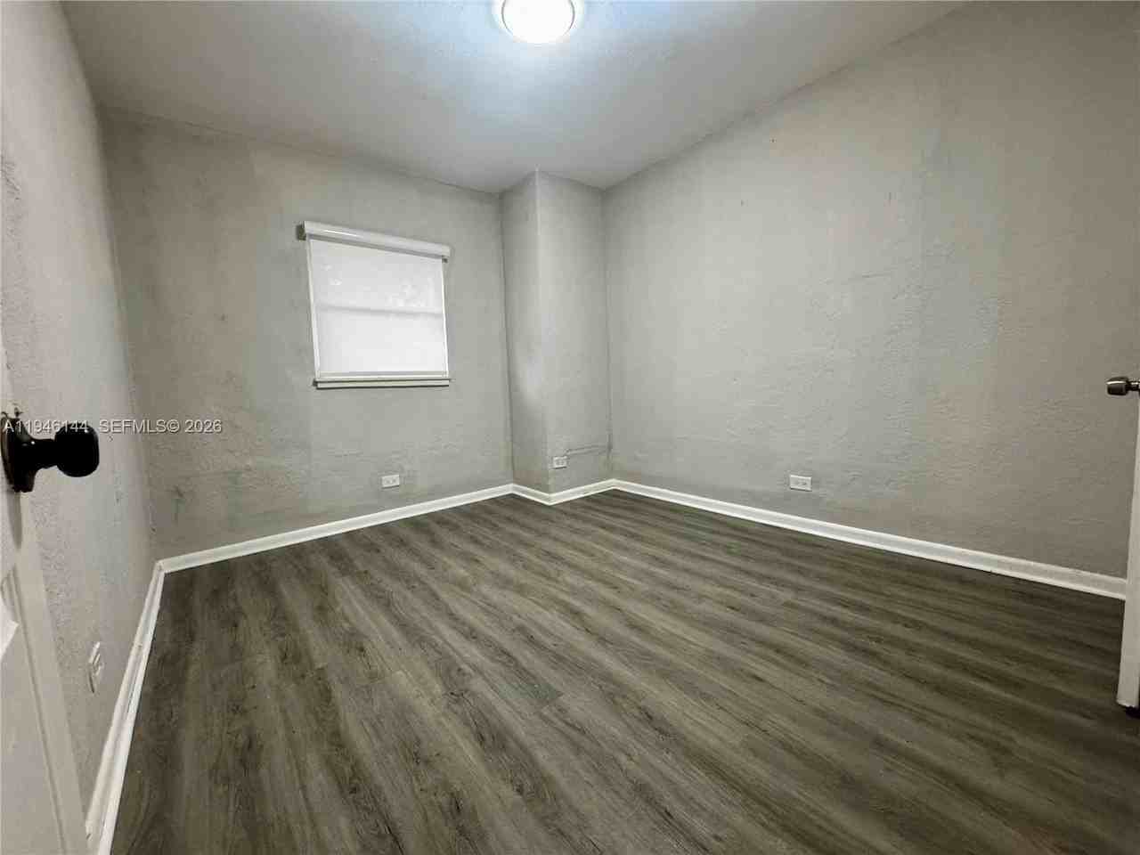 529 Sw 3rd St #2 - Photo 3 of 10