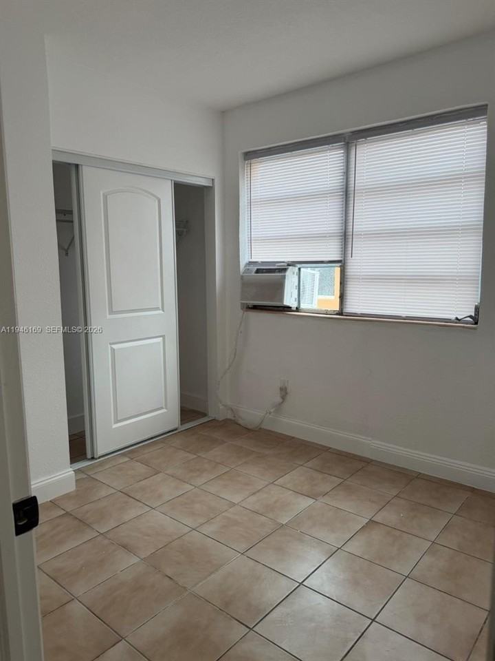 219 Sw 21st Ave #1 - Photo 4 of 19