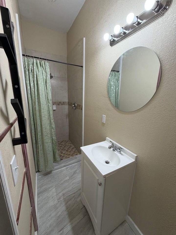 W 11th St - Photo 7 of 22