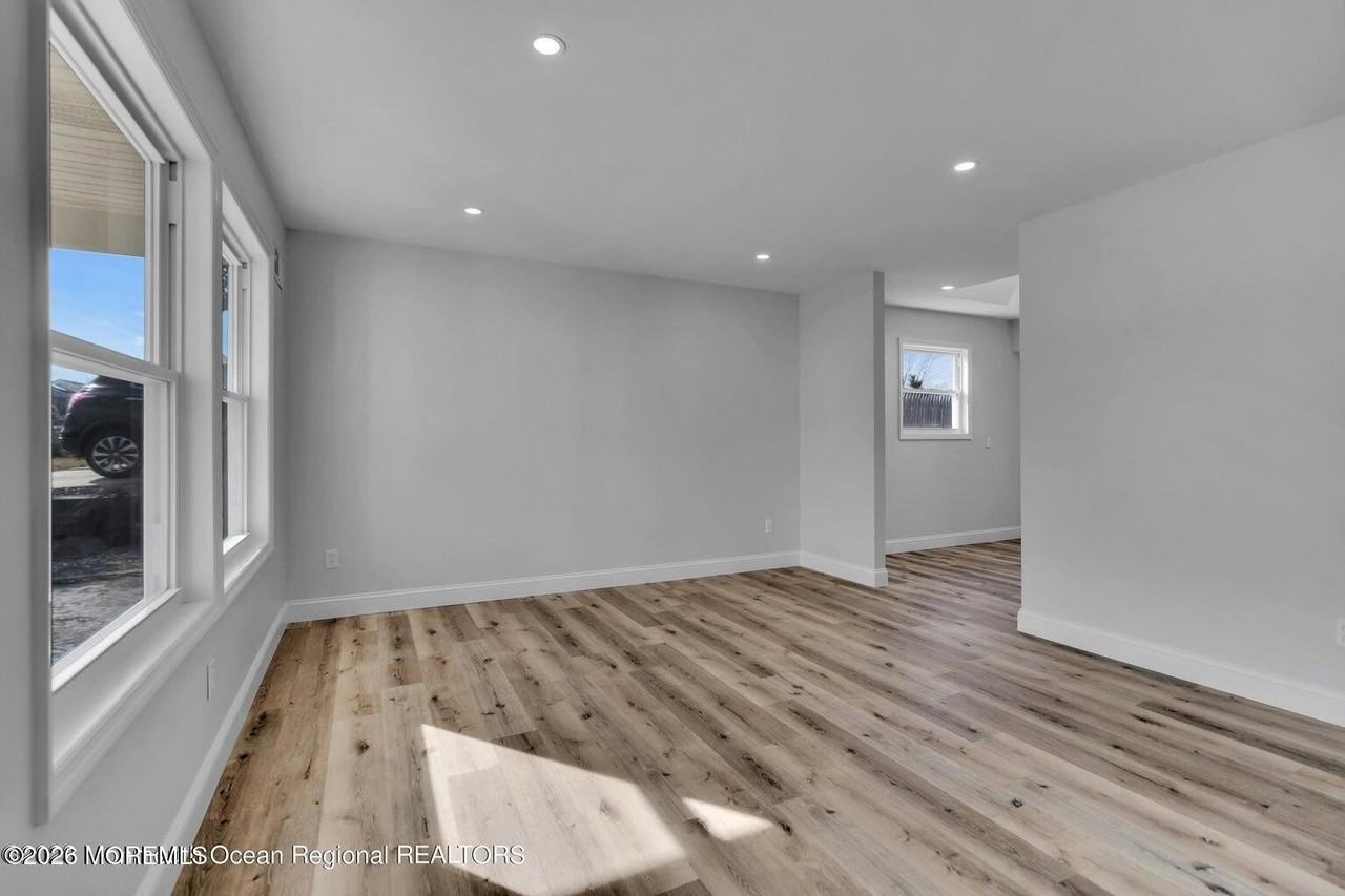 152 Windward Dr - Photo 2 of 14