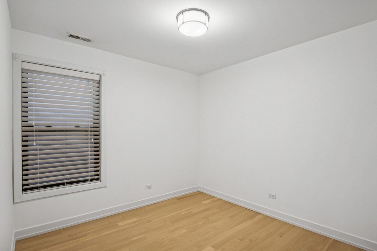 1242 W Huron St Apt 3 #3 - Photo 4 of 18