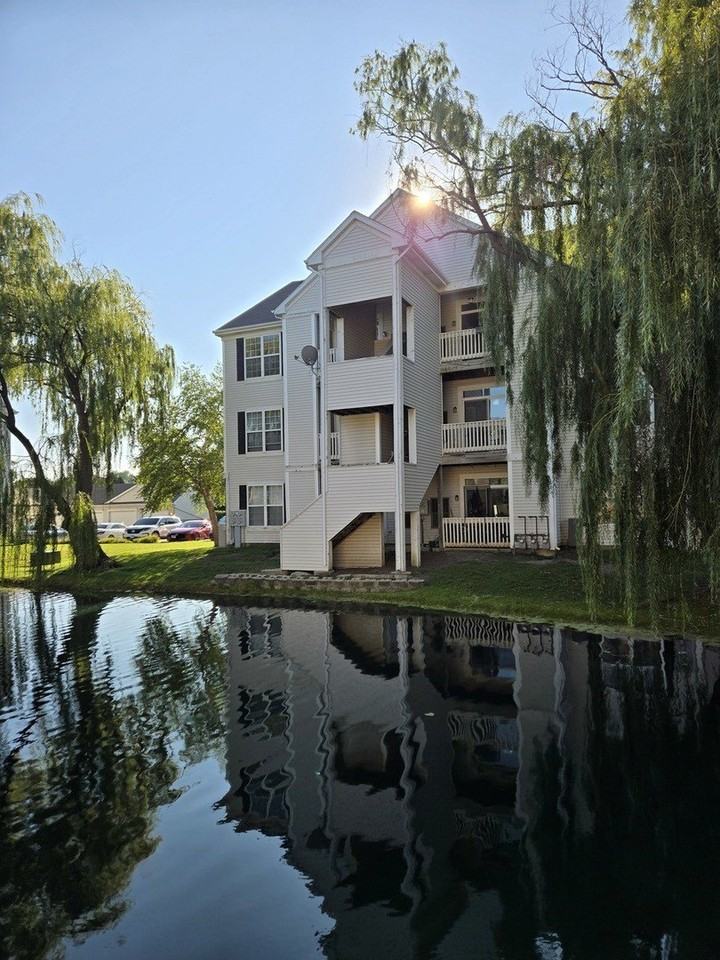 149 N Waters Edge Dr Apt F #F - Photo 2 of 13