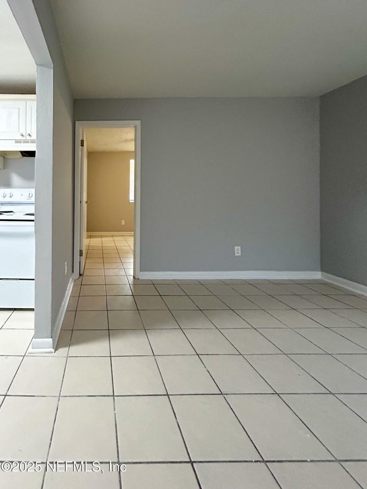 1122 Woodruff Ave Apt 7 #7 - Photo 3 of 13