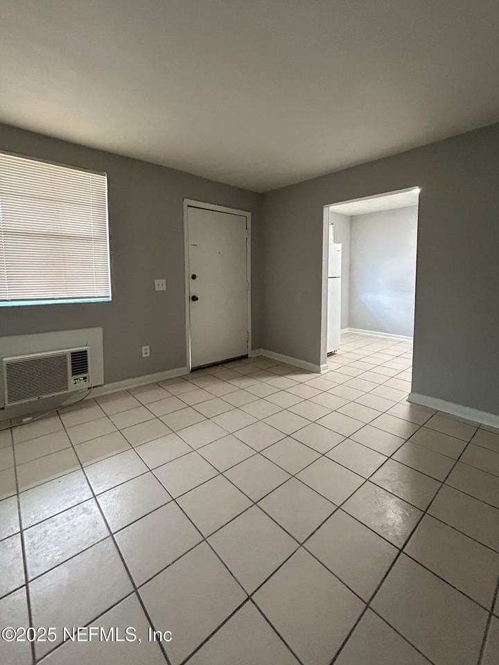 1122 Woodruff Ave Apt 7 #7 - Photo 4 of 13