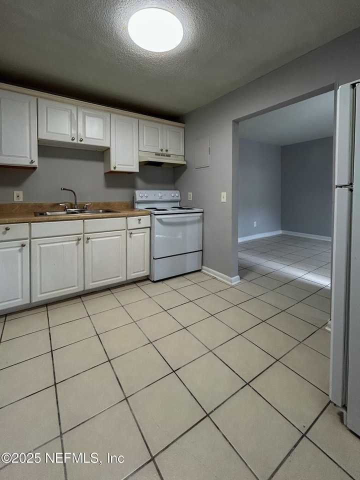 1122 Woodruff Ave Apt 7 #7 - Photo 6 of 13