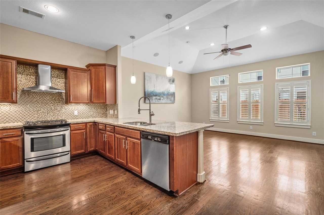 6039 Yale St - Photo 3 of 19