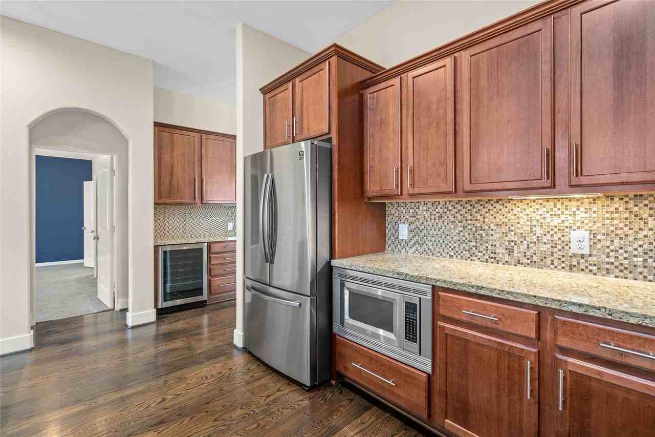 6039 Yale St - Photo 4 of 19