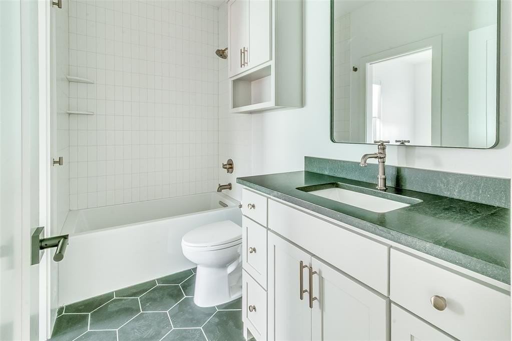 1056 Hangar Dr - Photo 2 of 5