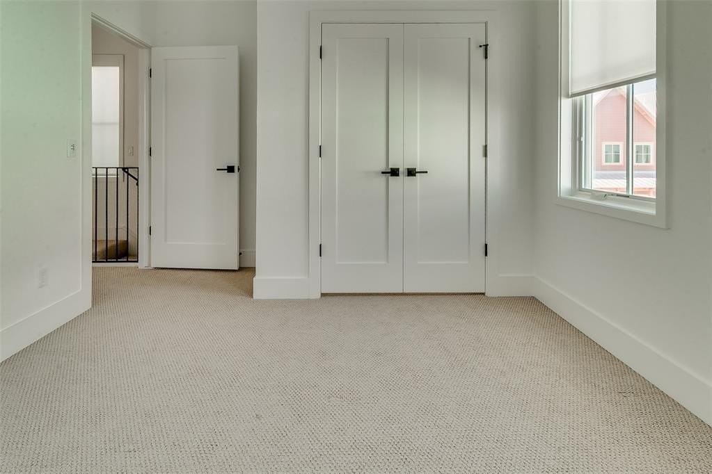 1056 Hangar Dr - Photo 3 of 5