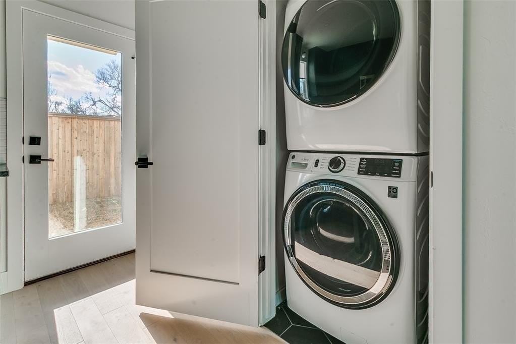 1056 Hangar Dr - Photo 4 of 5