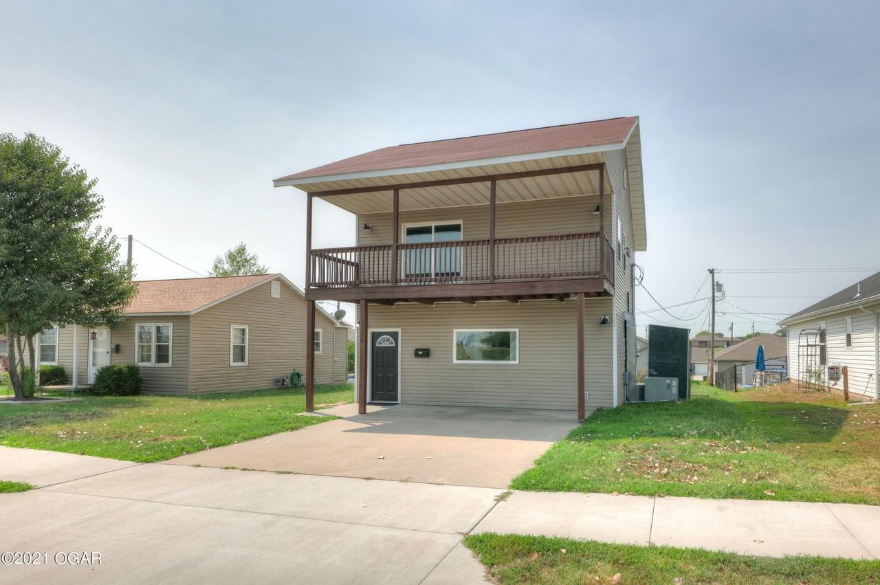 2326 S Moffet Ave - Photo 3 of 22