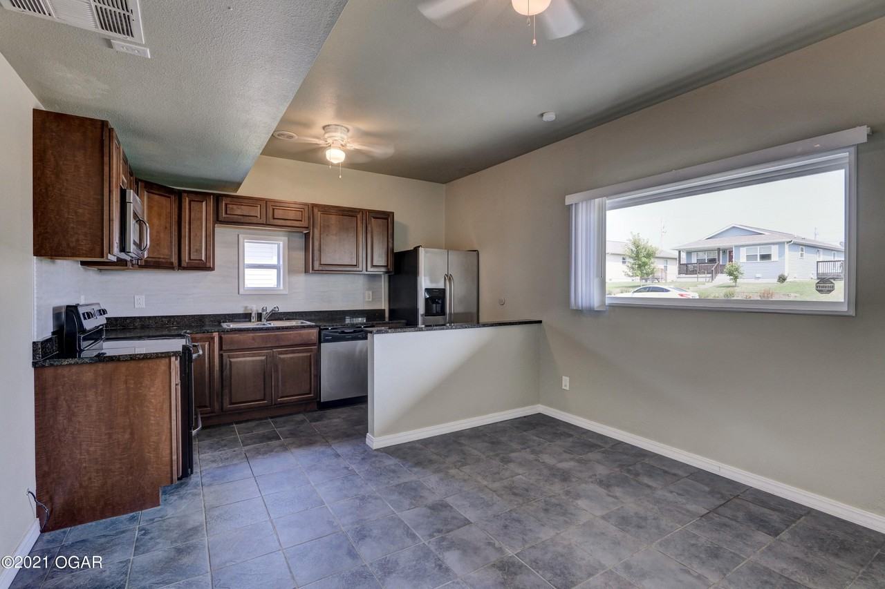 2326 S Moffet Ave - Photo 4 of 22