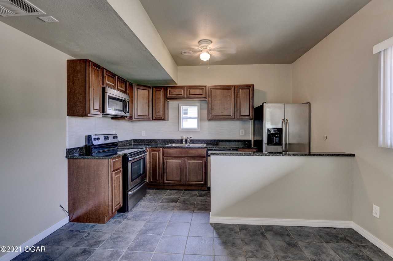 2326 S Moffet Ave - Photo 5 of 22