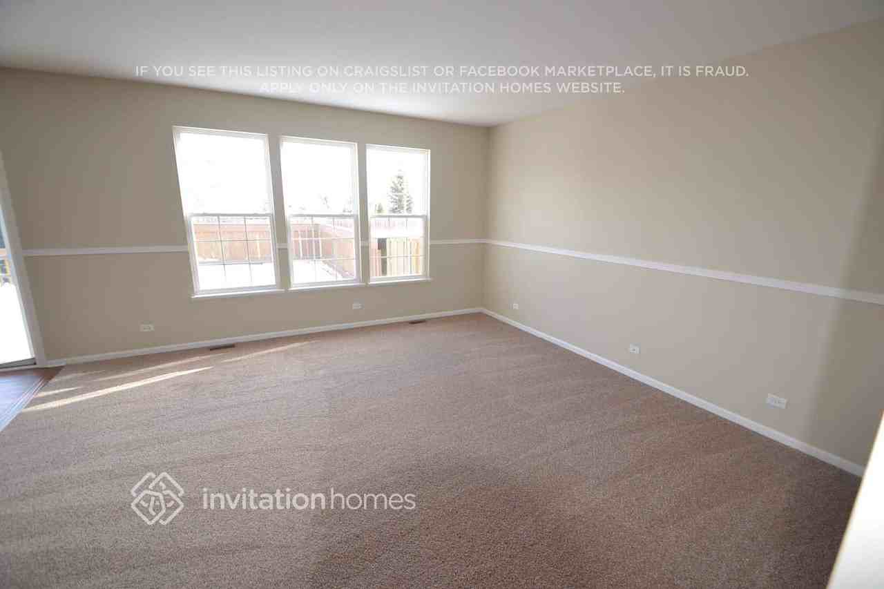 2382 Castle Pines Ln - Photo 3 of 13