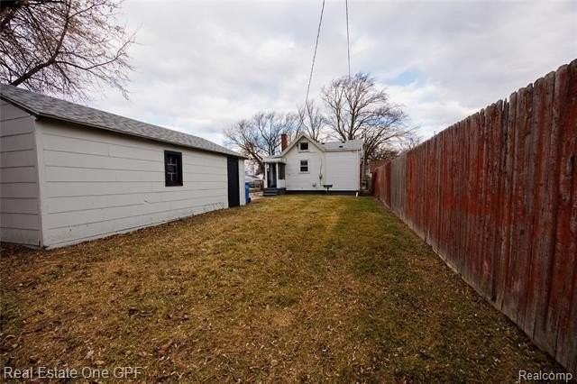 8242 Maxwell Ave - Photo 4 of 40