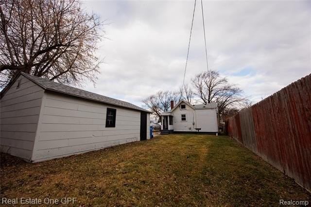 8242 Maxwell Ave - Photo 5 of 40