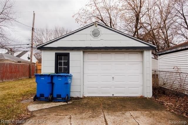 8242 Maxwell Ave - Photo 7 of 40