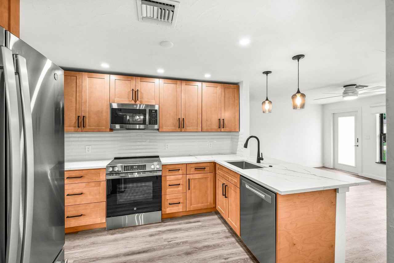 1505 Ne 30th St - Photo 3 of 31