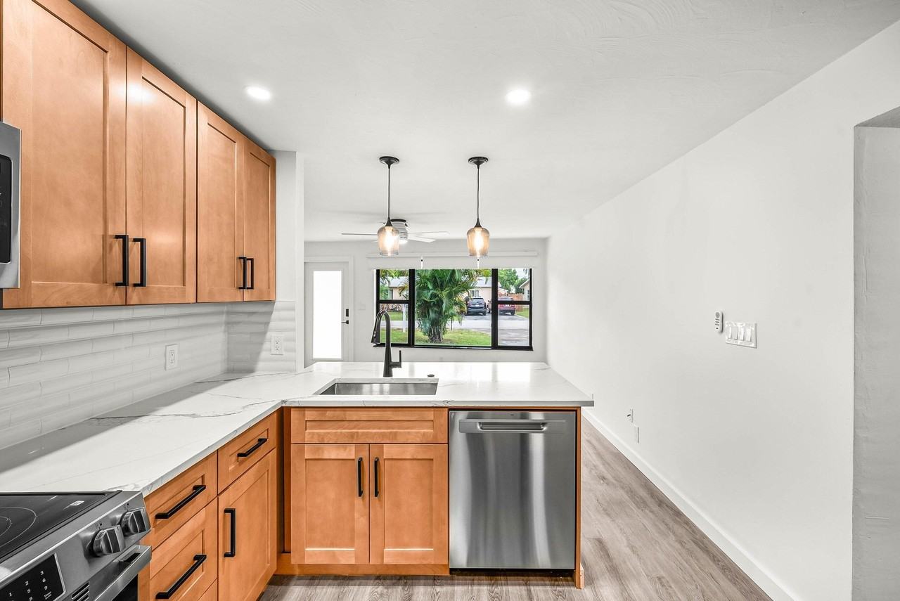 1505 Ne 30th St - Photo 4 of 31