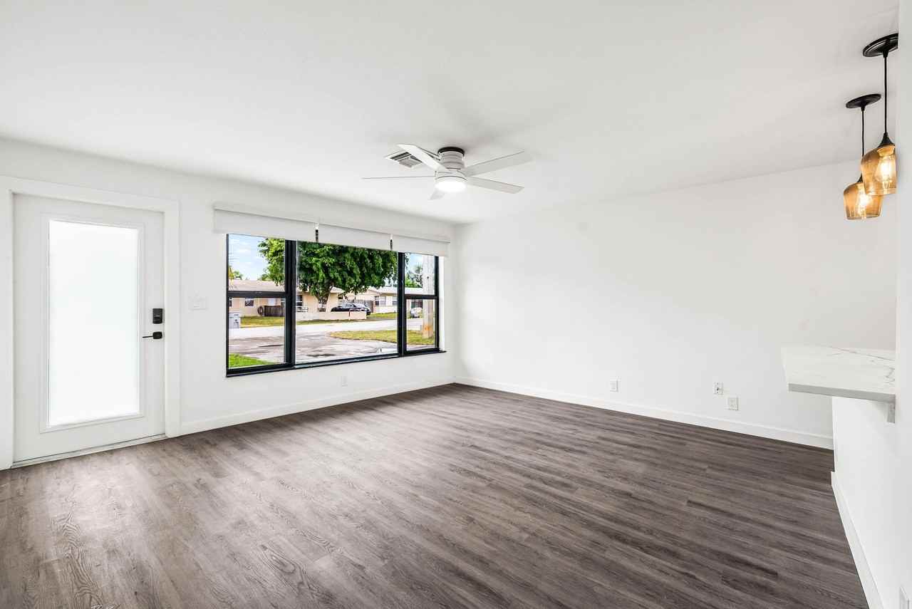 1505 Ne 30th St - Photo 5 of 31