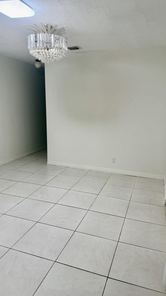 931 Hibiscus Dr - Photo 2 of 8