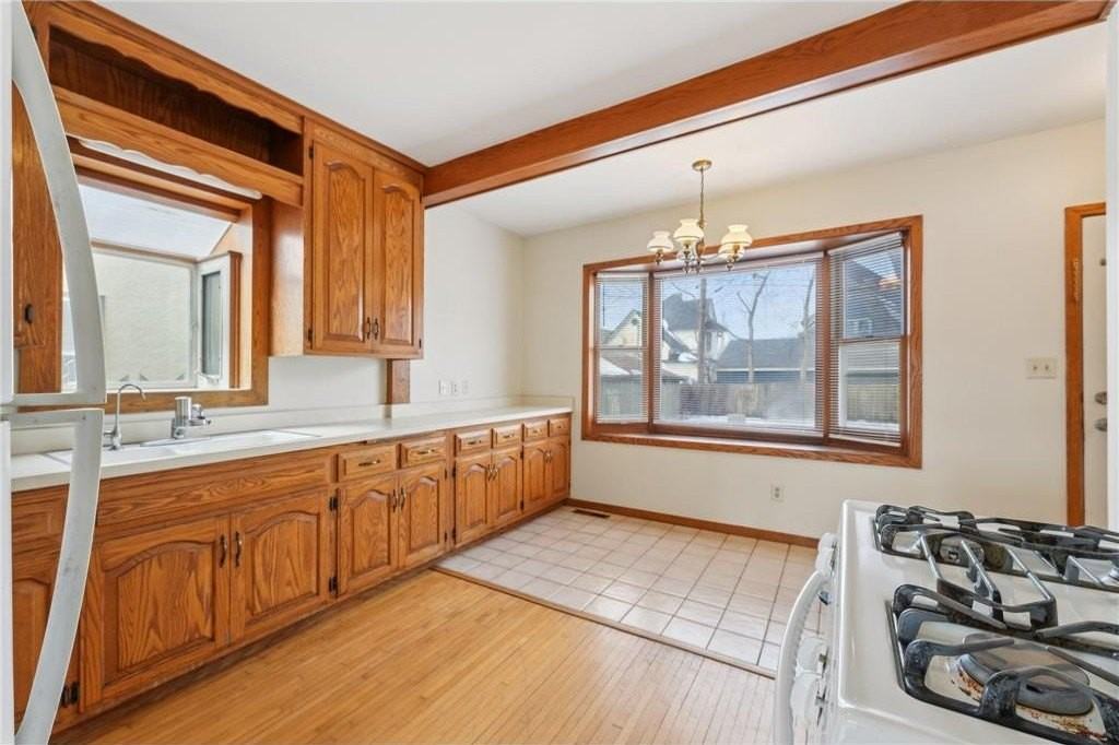 661 Surrey Ave - Photo 3 of 35