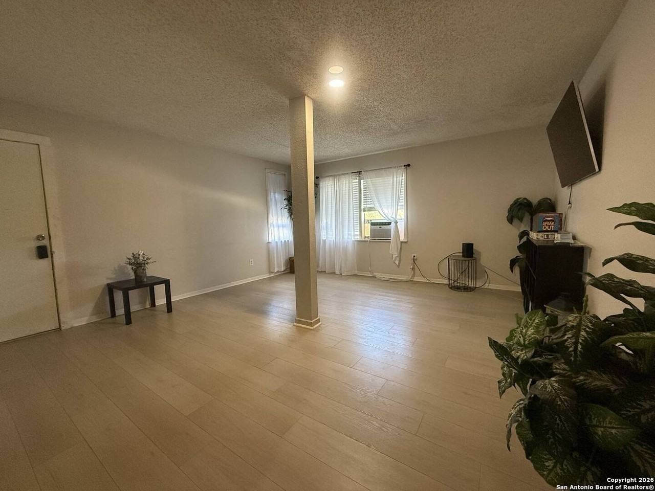 109 Bonham St Apt C - Photo 2 of 9