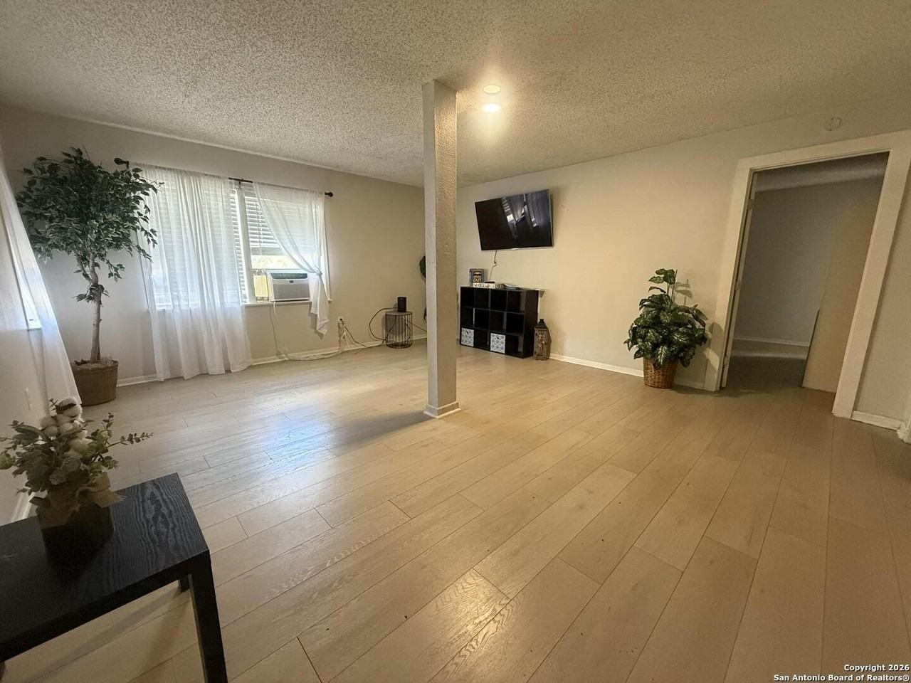 109 Bonham St Apt C - Photo 3 of 9