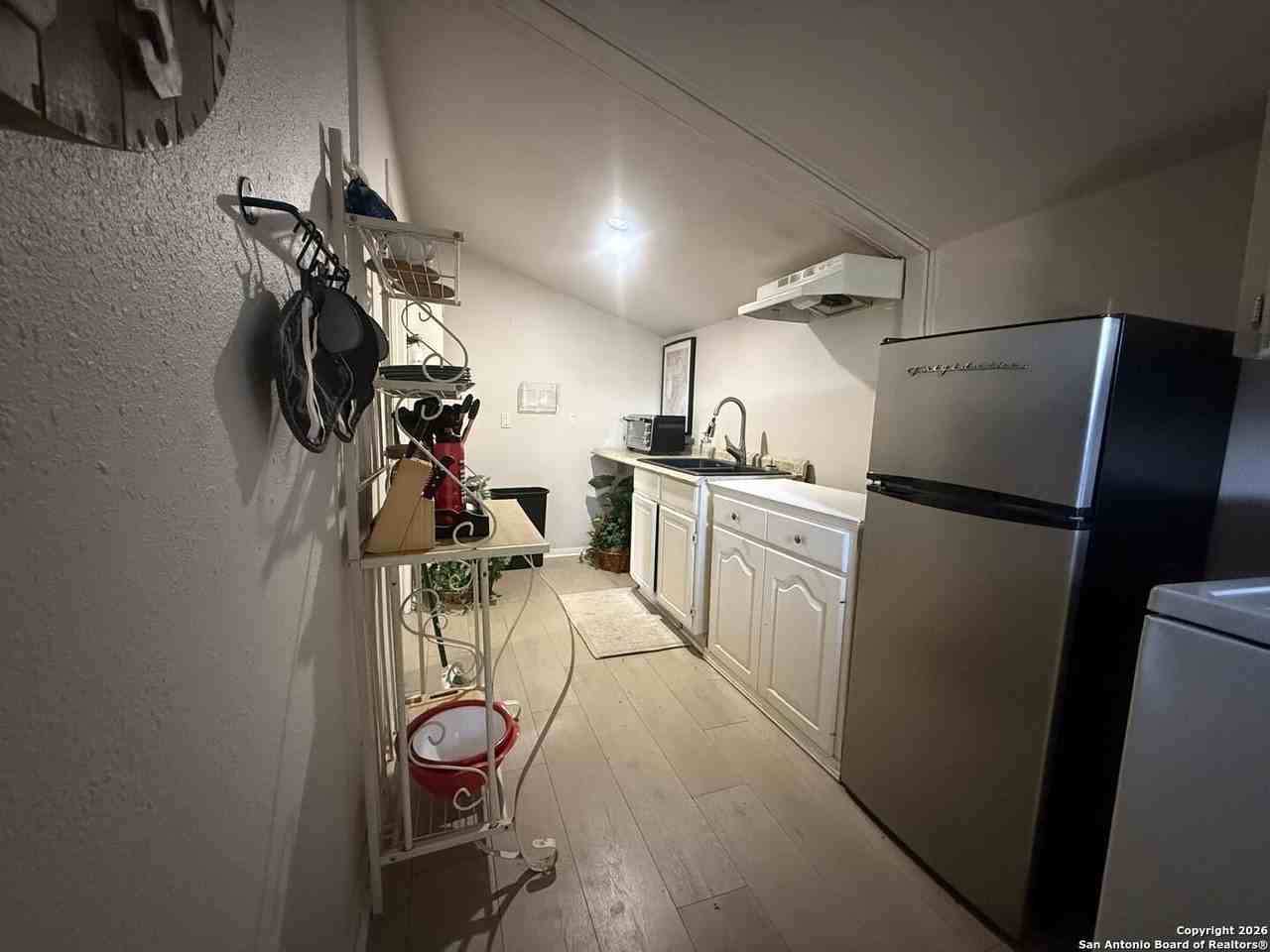 109 Bonham St Apt C - Photo 4 of 9