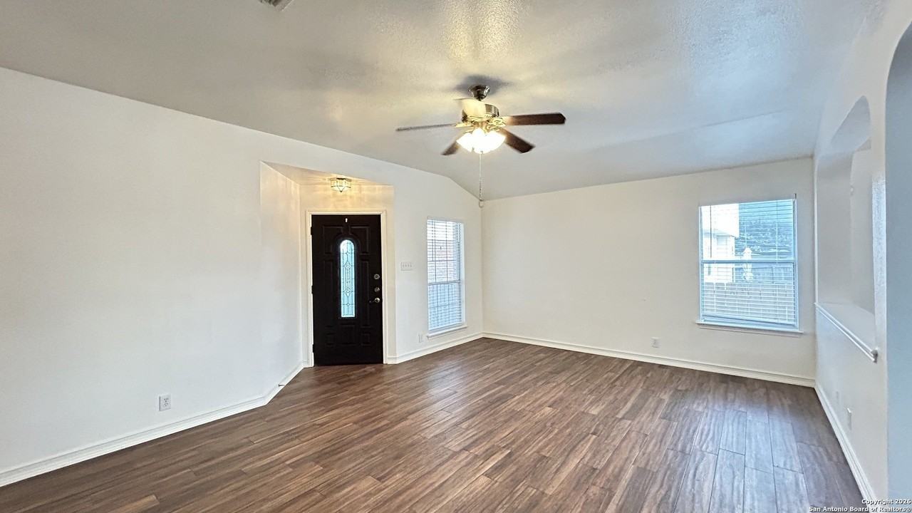 5007 Wood Glen Dr - Photo 4 of 34