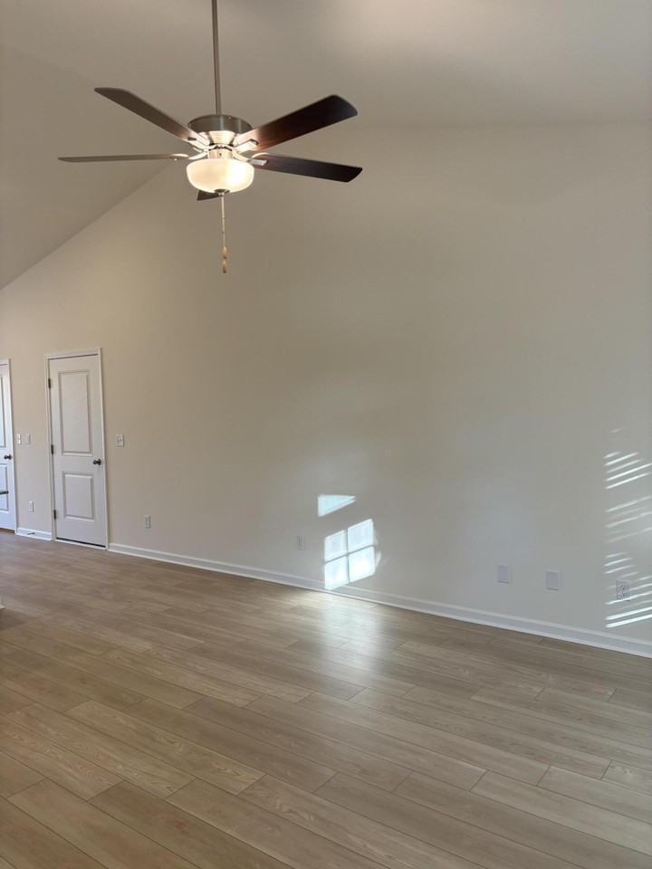 370 Acorn St - Photo 2 of 46