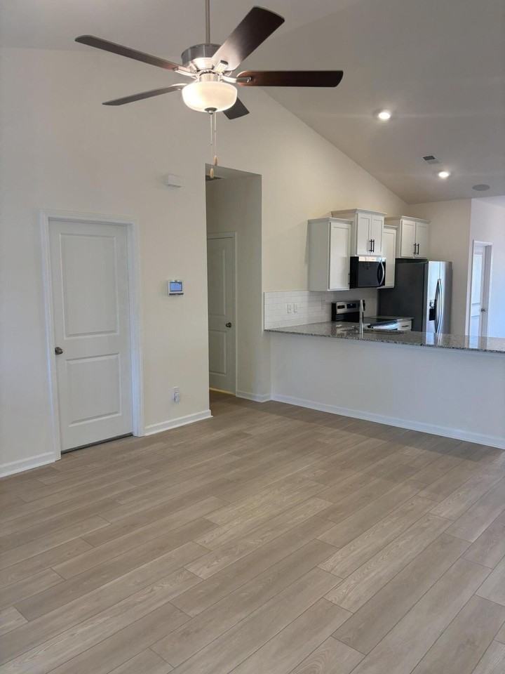 370 Acorn St - Photo 3 of 46