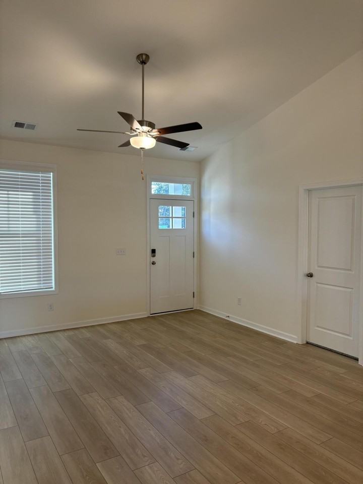 370 Acorn St - Photo 4 of 46