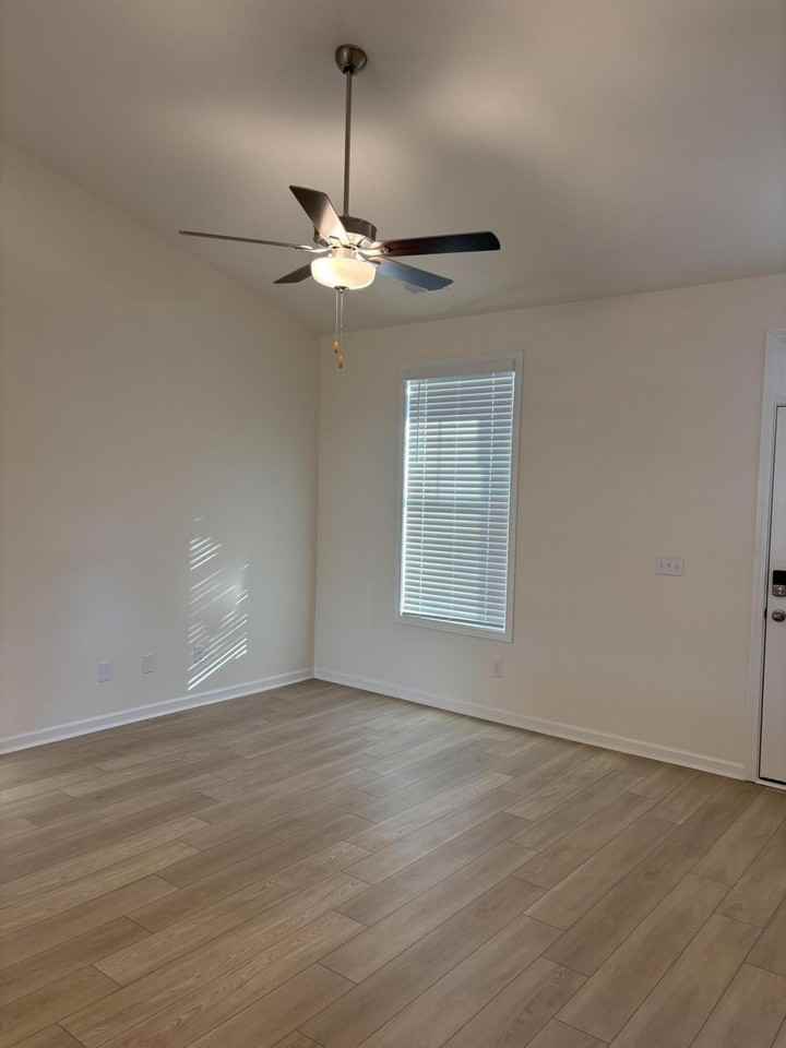 370 Acorn St - Photo 5 of 46