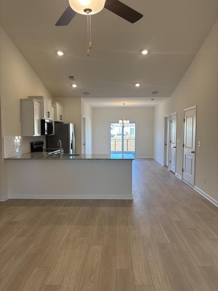 370 Acorn St - Photo 7 of 46