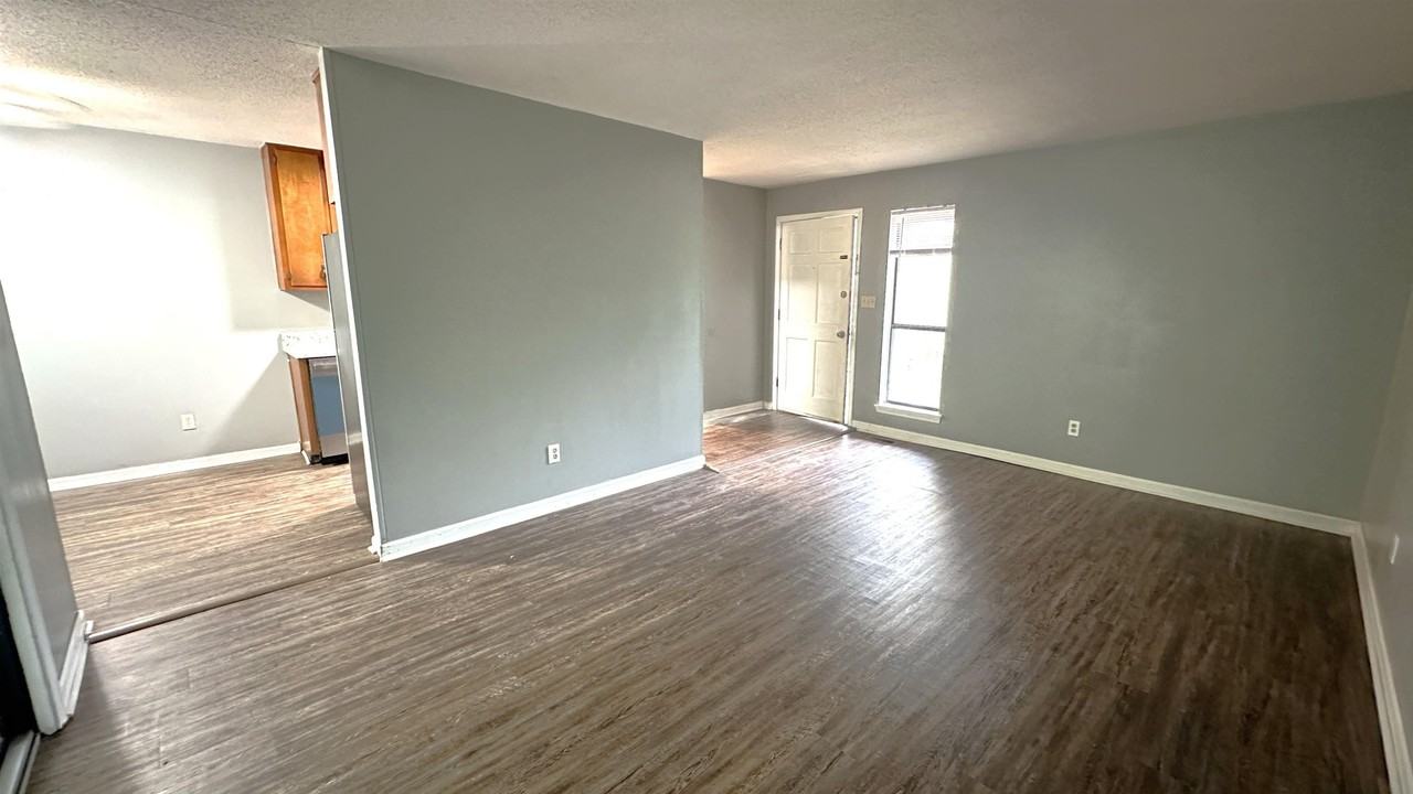 3735 Donovan Dr Apt C #C - Photo 4 of 18