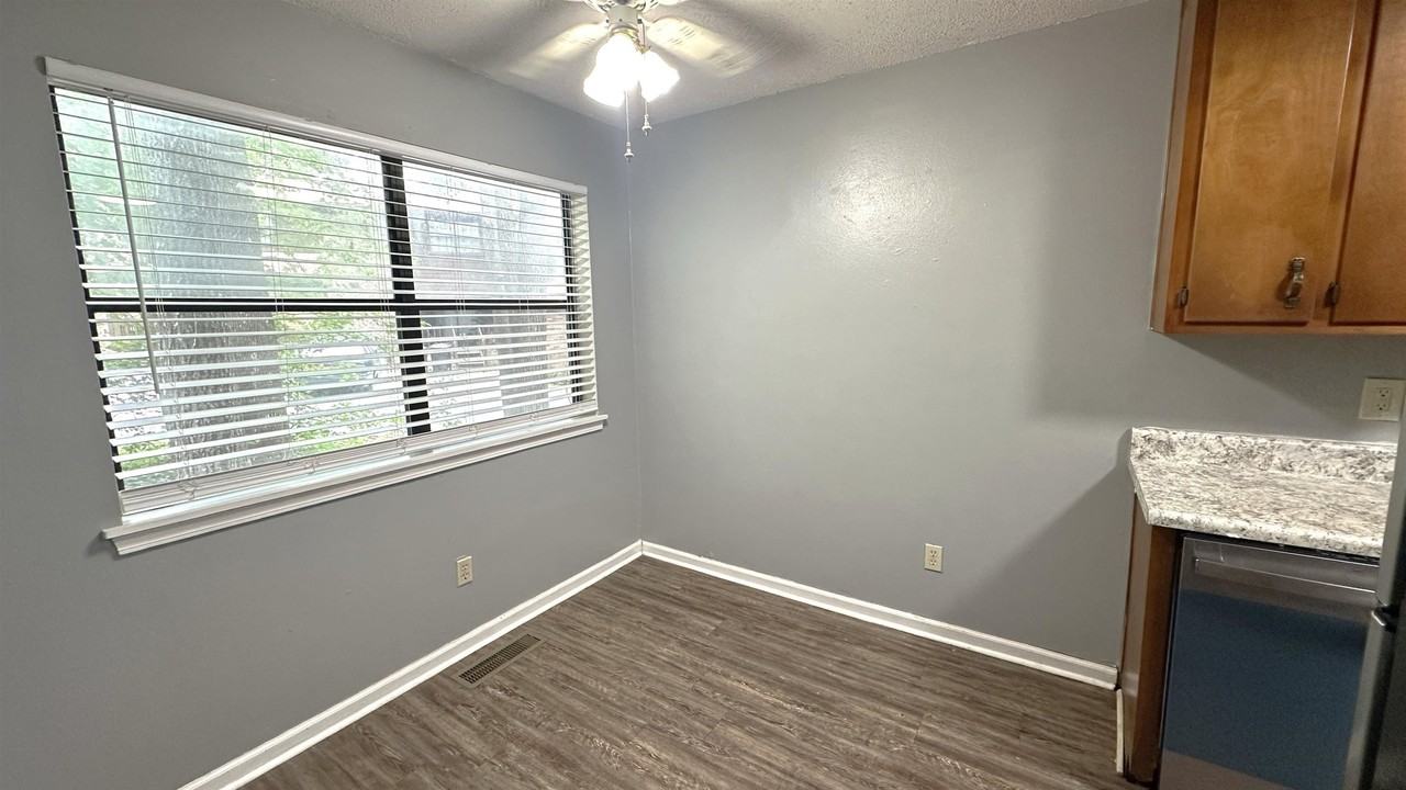 3735 Donovan Dr Apt C #C - Photo 5 of 18