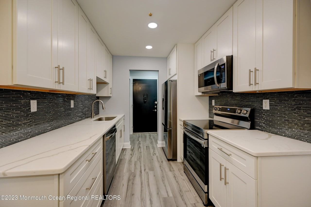 58 Amberly Dr - Photo 4 of 21