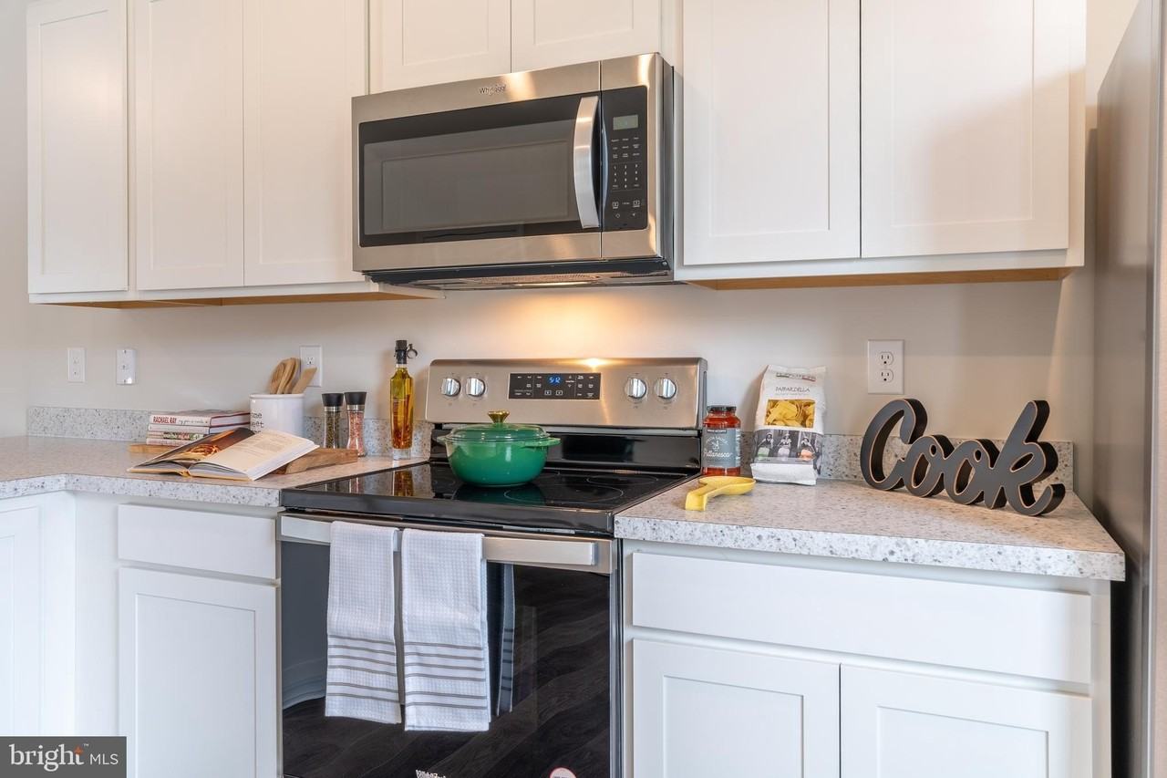 846 Derwent Ln - Photo 6 of 34