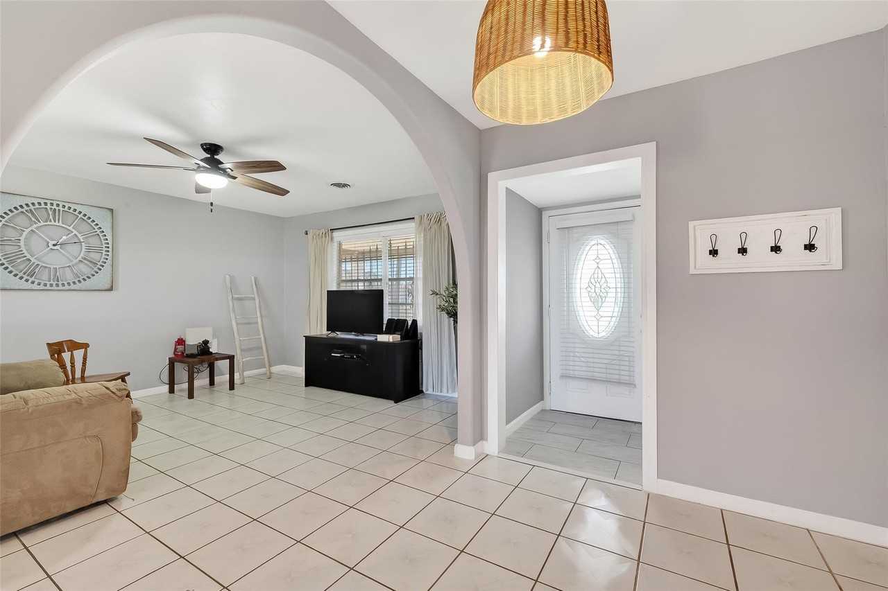 16415 1st St - Photo 4 of 28