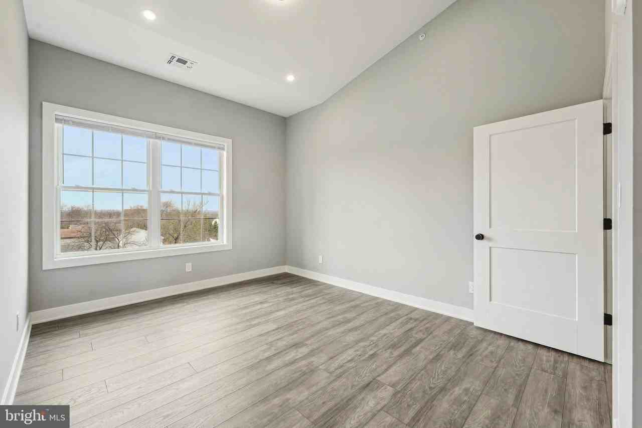 2421 Bristol Rd Unit 304 #304 - Photo 4 of 16