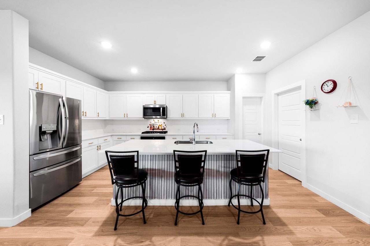 1012 Breezy St - Photo 2 of 34