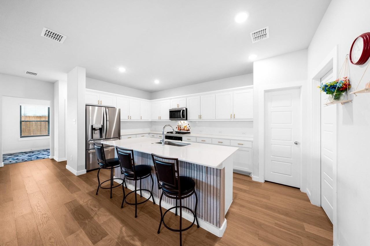 1012 Breezy St - Photo 3 of 34