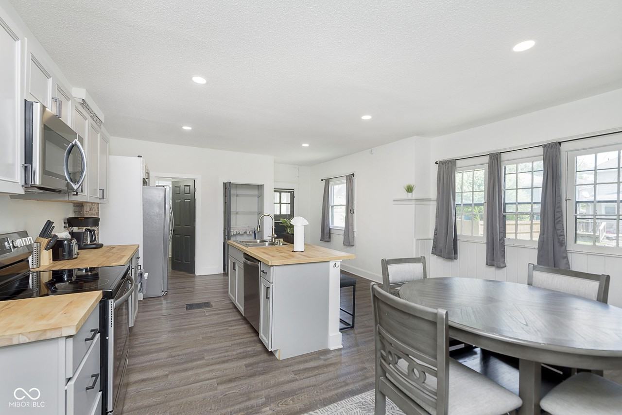 1432 Sturm Ave - Photo 7 of 28