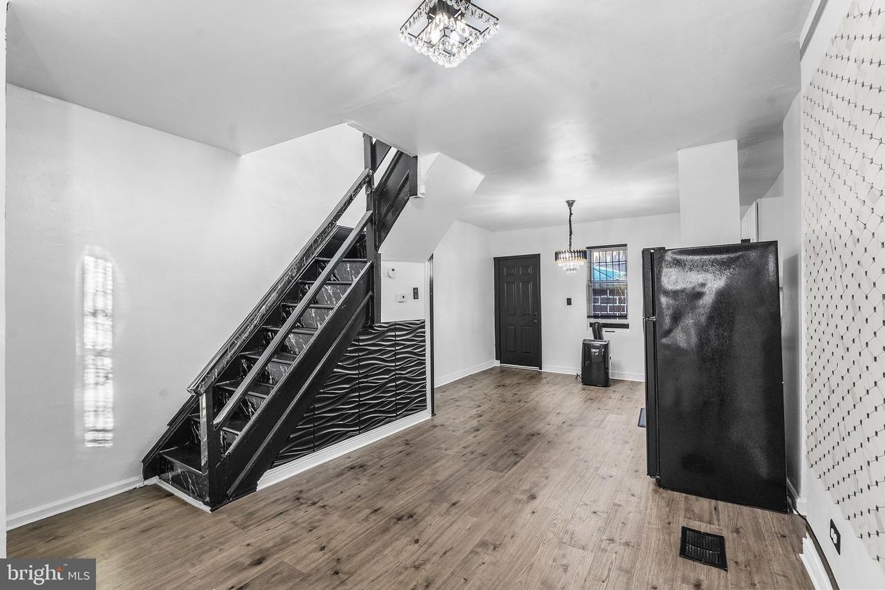 811 W Schiller St - Photo 2 of 19