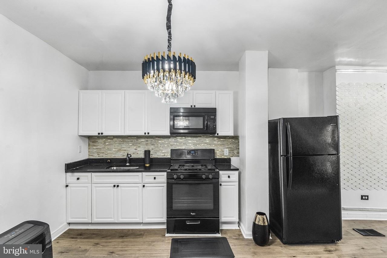 811 W Schiller St - Photo 5 of 19