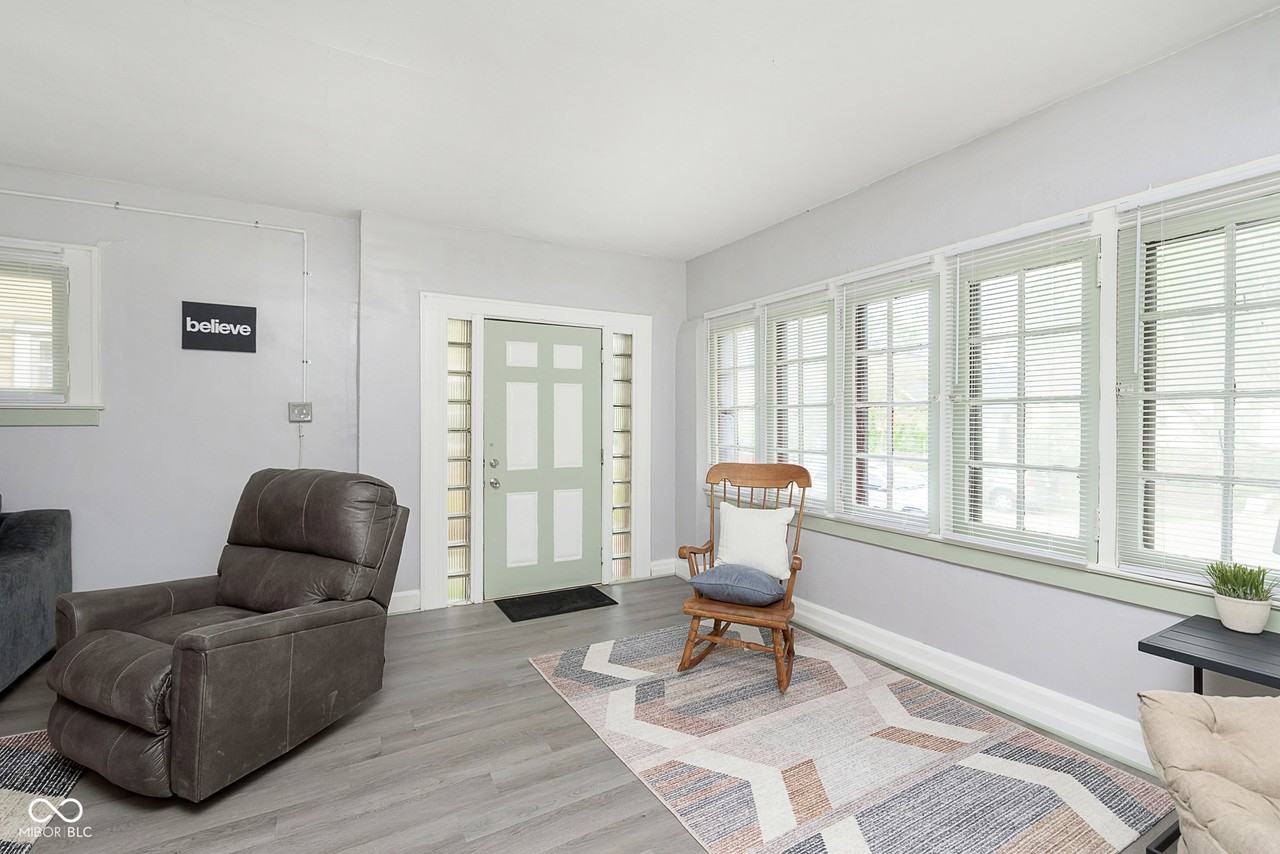 4237 Graceland Ave - Photo 2 of 23