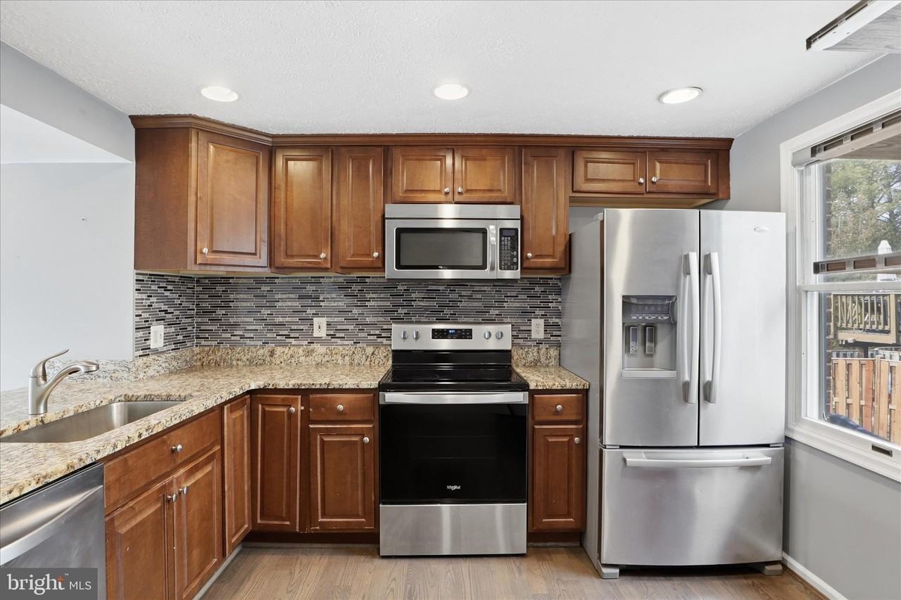 8418 White Feather Ct - Photo 4 of 33