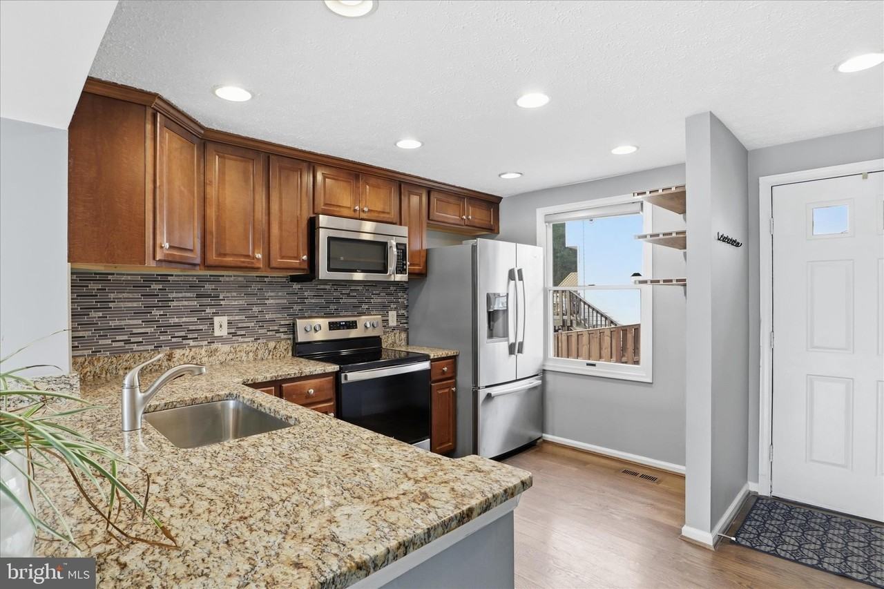 8418 White Feather Ct - Photo 5 of 33