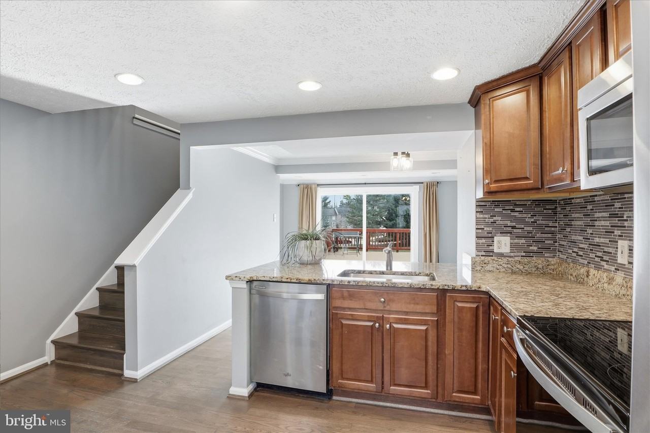 8418 White Feather Ct - Photo 6 of 33